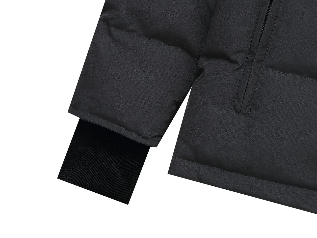 P740 Canada Goose Canada Goose #Expedition04 Parker, a treasure of Canadian origin! Limited supply worldwide! Canada Goose Model 04 is a top-notch couple model. The polar cold-proof outdoor series fur collar detachable hooded parka down jacket is the first Goose in 2024. I hope my partners will like it. Peak quality. I hope everyone can identify it together! The most popular cool items of the Big Goose family in 2024 are online. The same popular product of Yi Yang Qianxi is said to be a joint limited edition Big Goose that cannot be bought in autumn and winter. If you dislike the sameness of the Big Goose in the past, then this model will definitely give you a different experience! This year's most powerful couple's collection for autumn and winter is online, a top-notch luxurious ready-to-wear style, paired with an outdoor warm down jacket with great style and charm! The most standard and classic items of the Daye family in the past two years are equipped with unique reflective stripes for embellishment, which further shows the high-end fashion performance effect. With the embellishment of hardware buckles, it has excellent performance effect. The upper body is clean, simple and elegant, even for urban leisure. It is suitable for various occasions. Designed with large pockets, this model has a large capacity and is equipped with reflective stripes, making it safer at night. It is suitable for various adventure activities. It is made of windproof and waterproof technical materials. The interior is filled with full white duck down, which is absolutely cold-proof and warm. It also has a stand-up collar design and fine fluff at the collar, with meticulous attention to detail! The charm of this model is also more spiritual, and the upper body has more temperament and specifications. It perfectly shows the ultra-high standard of fashionable performance of this model, integrating outdoor and life, and you can even create high-street wear! The most pinnacle limited-edition goose that we have presented so far, both in terms of design and detailed materials, it is completely outstanding. The grand and evergreen version design is matched with cool reflective elements. The overall appearance can be said to be quite high, and it has that kind of powerful outdoor performance! It combines high-end casual attributes with high-street style. It is high-grade, domineering, warm, and beautiful. The visibility of the upper body is quite strong, and the configuration of the owl element is highly brand-recognizable. The overall brand performance and visual effects are fully enhanced, and it also has a sense of high-end fashion and fashionable performance. It is a top-quality product that must be purchased, because this is the most awesome down brand on the earth and one of Canada's three national treasure brands. It is also a very sentimental down luxury brand. In the field of polar cold-proof clothing, Goose has made an irreplaceable contribution.